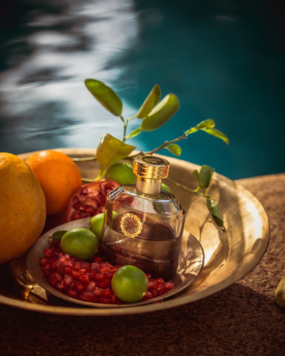 Bočica brenda Sasva koja prikazuje parfem Fruit du Paradis