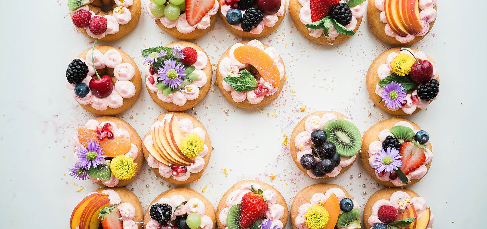 Voćni kolačići na stolu