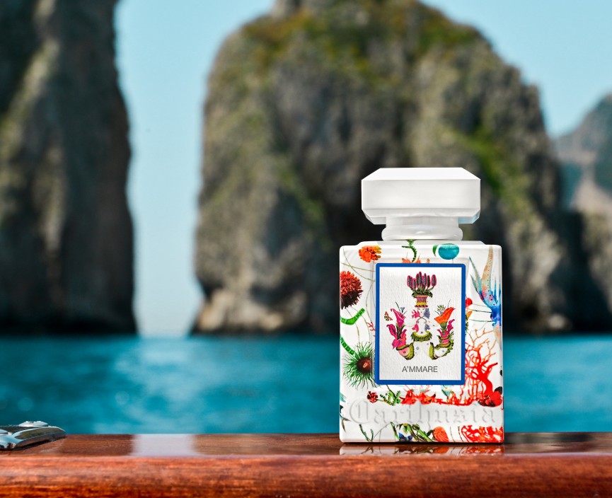 Bočica brenda Chartusia koja prikazuje parfem A'Mmare