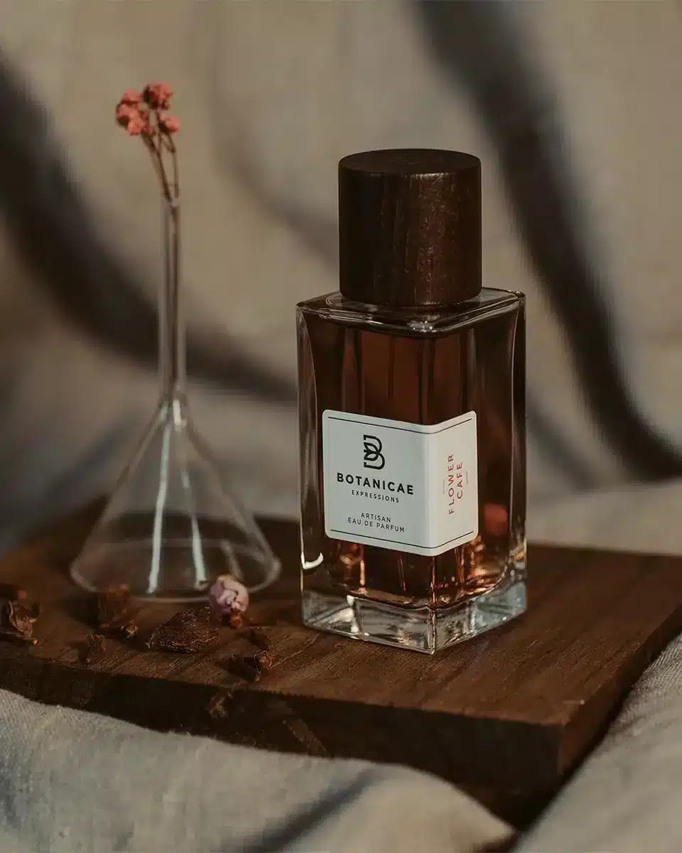 Bočica brenda Botanicae koja prikazuje parfem Flower Cafe