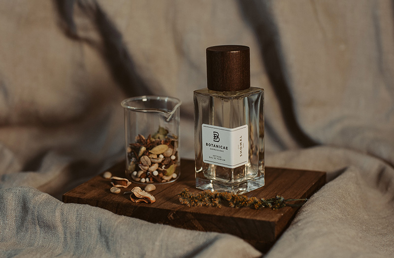 Bočica brenda Botanicae koja prikazuje parfem Shomal