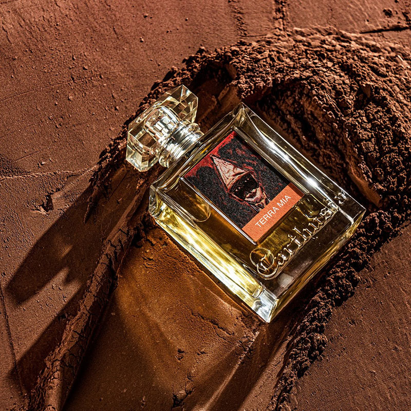 Bočica brenda Carthusia koja prikazuje parfem Terra Mia