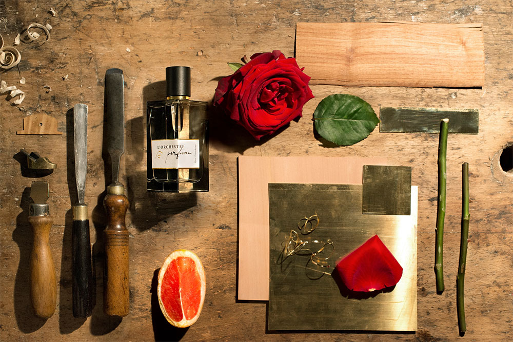 Bočica brenda L'Orchestre koja prikazuje parfem Rose Trombone