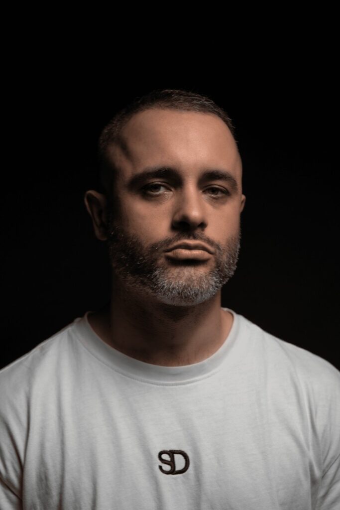 Slika prikazuje osnivača brenda Sora Dora Quentina Dorado