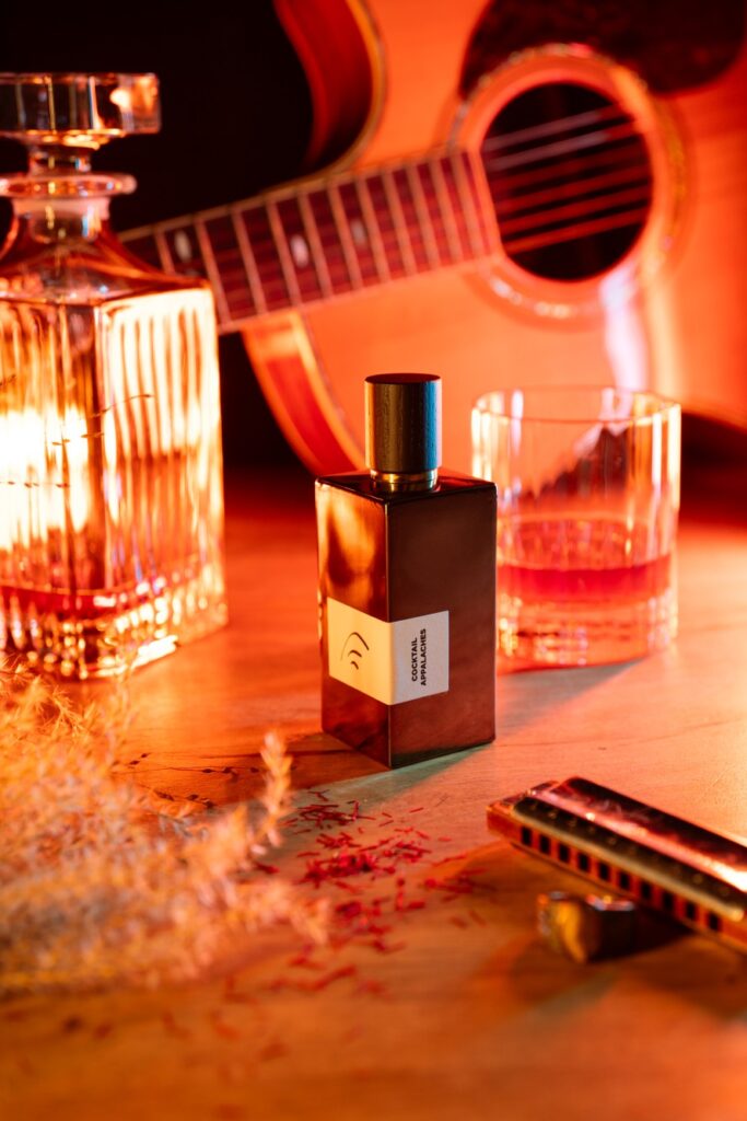 Bočica brenda L'Orchestre koja prikazuje parfem Piano Santal