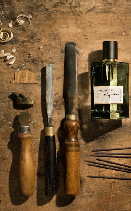 Bočica brenda L'Orchestre koja prikazuje parfem Piano Santal