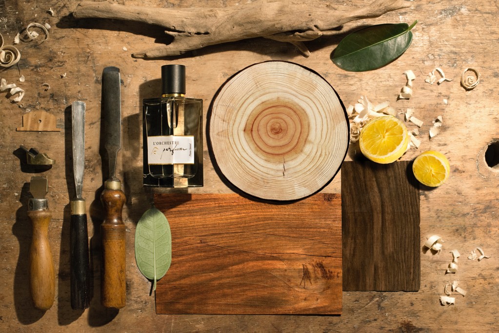 Bočica brenda L'Orchestre koja prikazuje parfem Piano Santal